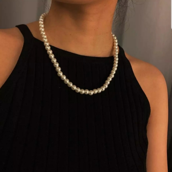 Jewelry - Elegant ivory white glass imitation pearl necklace